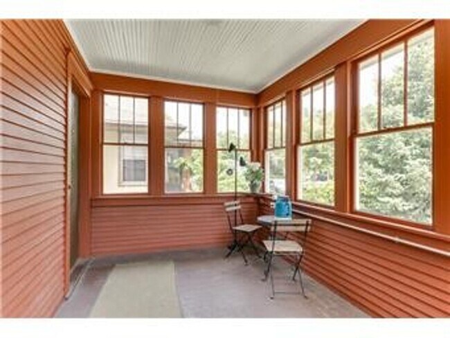 Building Photo - Close to Campus Remodeled 6 bedroom In Com...