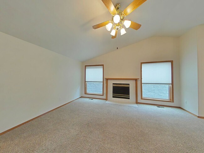 Building Photo - 3 Bedroom Duplex ~ Close to Timberhill Sho...