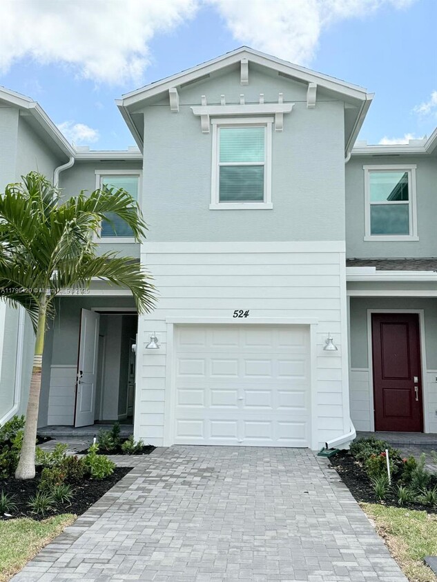 Foto principal - 524 Rivergrass St
