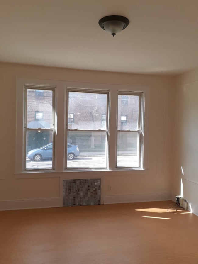 Building Photo - 370 Schley St