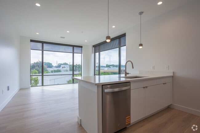 2BR, 1BA - 894 SF - Kitchen - THE 616