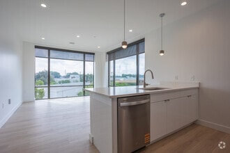 2BR, 1BA - 894 SF - Kitchen - THE 616
