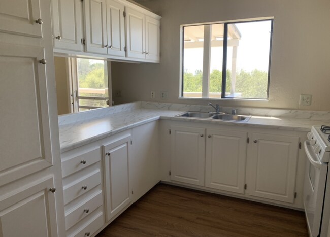 Foto del edificio - 4250 Woodview Ln