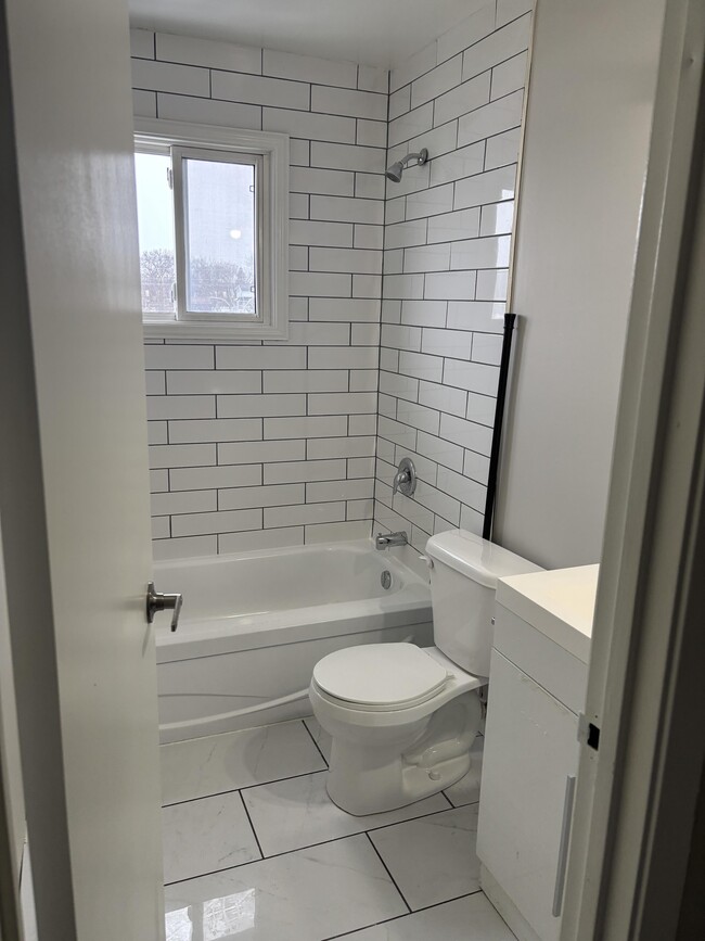 Building Photo - Renovated 2 bedroom unit w stainless steel...