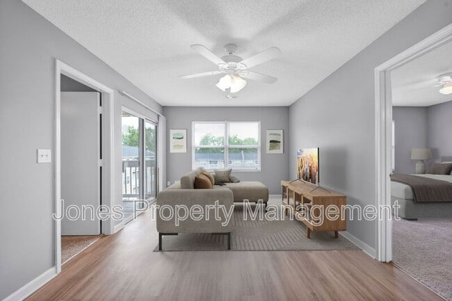 Building Photo - 301 Country Club Dr NE