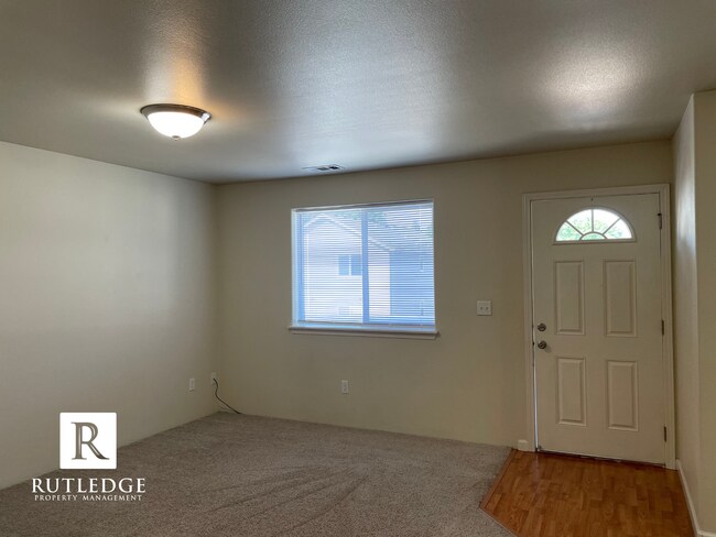 Building Photo - Quiet Cul-De-Sac Upstairs Living