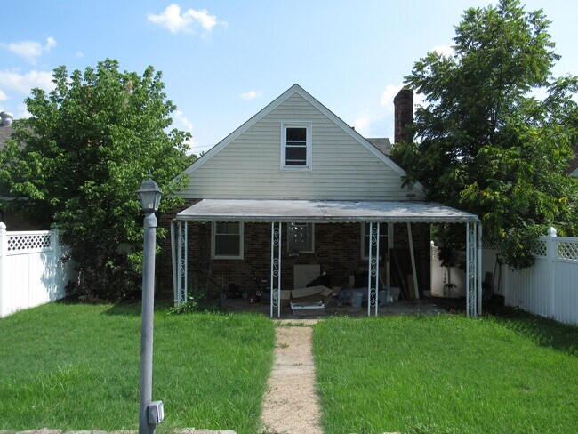 Building Photo - 3690 River Rd