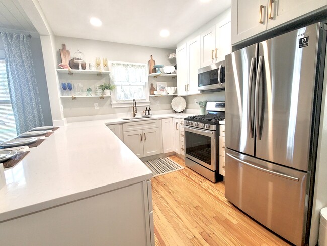 Building Photo - 410 N Oleander Ave