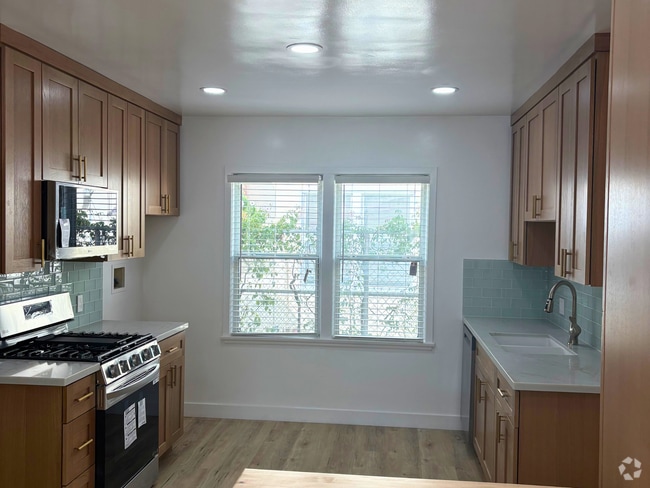 Building Photo - 1802 Ocean Park Blvd