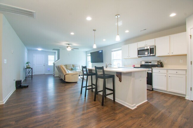 Foto del edificio - Coming Soon! 4 Bedroom 3 Bathroom- Dogs Okay!