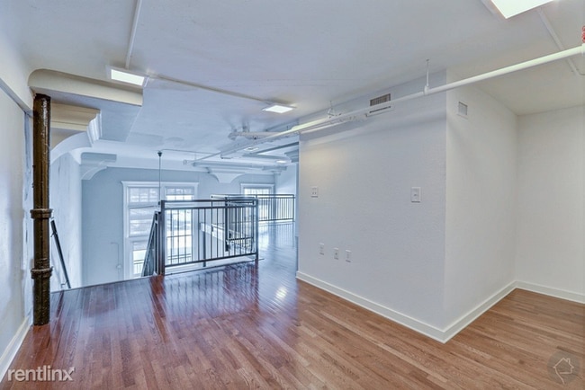 Building Photo - Studio, 1 bath Flat - 2625 Elm St Loft, 867sf
