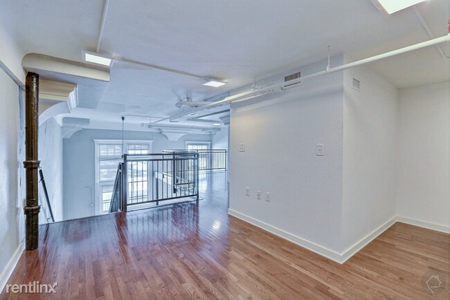 Foto del edificio - Studio, 1 bath Flat - 2625 Elm St Loft, 867sf