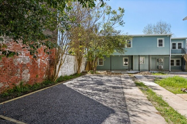 Building Photo - 720 Spain St