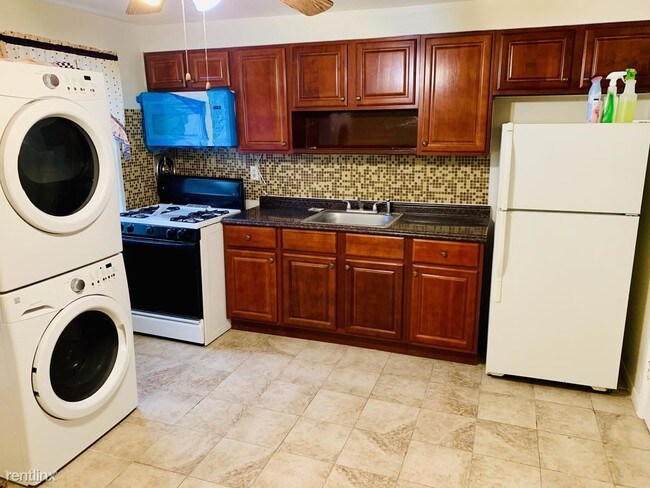 Building Photo - 2 br, 1 bath Townhome - 1123 Haverhill Rd