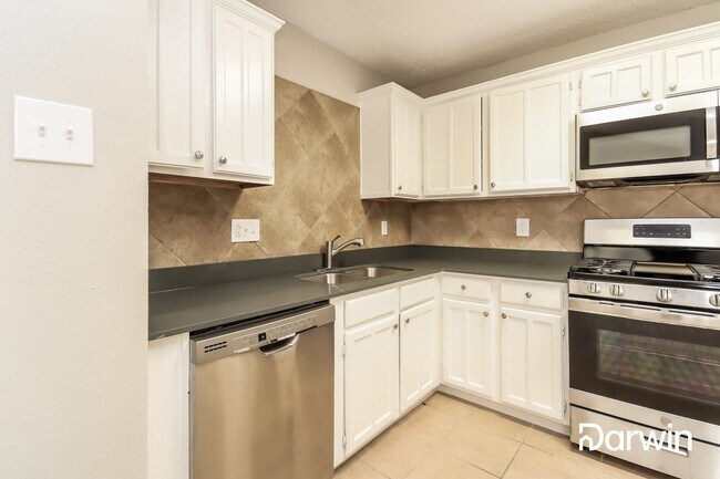 Building Photo - 8422 Ashlawn Dr