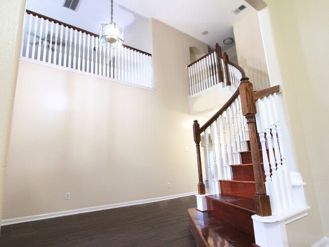 Building Photo - 203 Green Cedar Dr