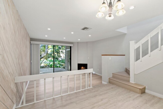 Foto del edificio - Remodeled Irvine Lakes Townhouse