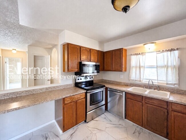 Foto del edificio - 4 Bed/2 Bath Home with Fenced Yard / Voucher Accepted / Available Now!