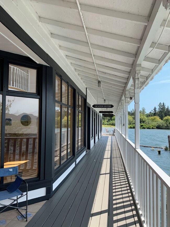 Pasarela exterior al pasillo. - 957 Steamboat Slough Rd