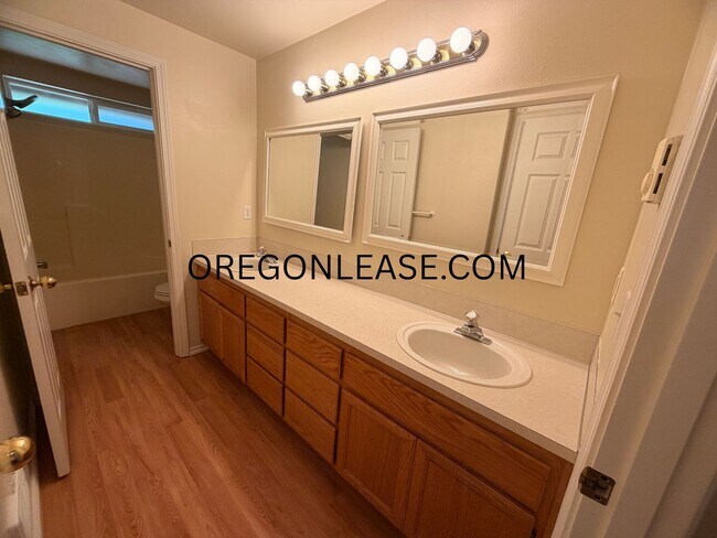 Foto del edificio - 2 Bedroom Duplex in North Eugene