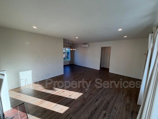 Foto del edificio - 2344-2346 Park Estates Dr.