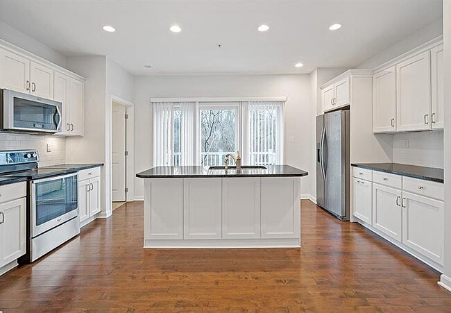 Building Photo - 832 Highpointe Cir
