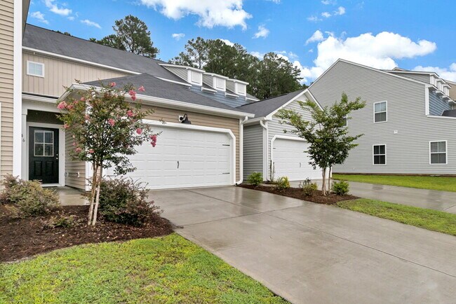 Foto del edificio - Conveniently located 3 bedroom, 2.5 bathroom townhome in The Commons subdivision