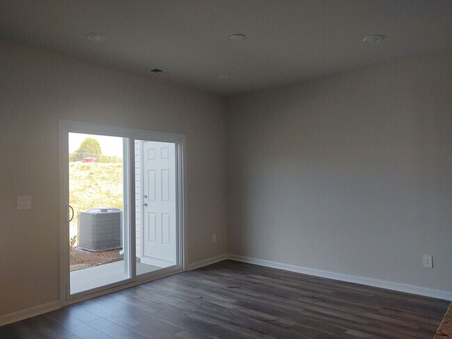 Foto del edificio - Newer Build, Pristine move in ready home l...
