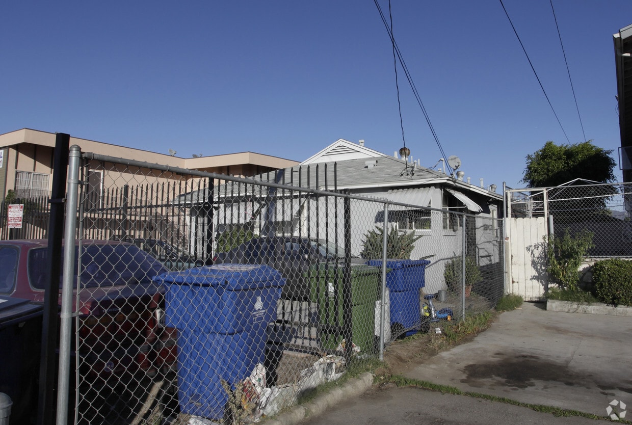 Building Photo - 6724-6728 Vineland Ave