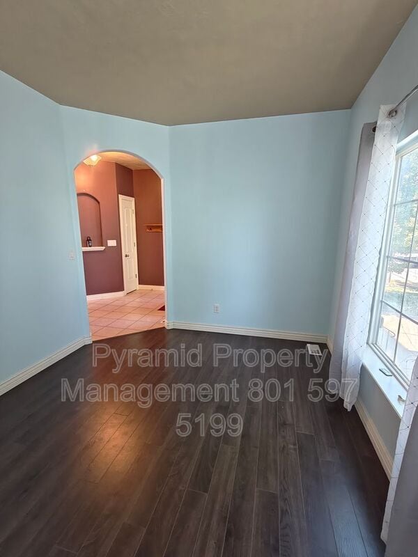 Building Photo - 2896 E Lookout Dr