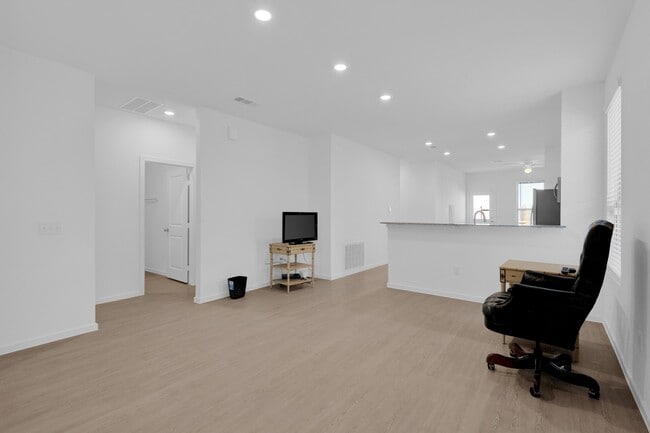 Building Photo - 319 Bismuth Dr