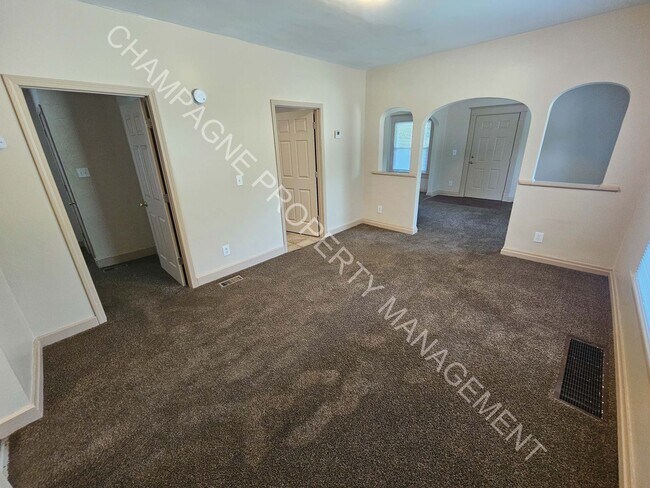Foto del edificio - Charming 3-Bedroom Home with Covered Front...