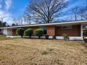 Building Photo - 831 Darryl Ln