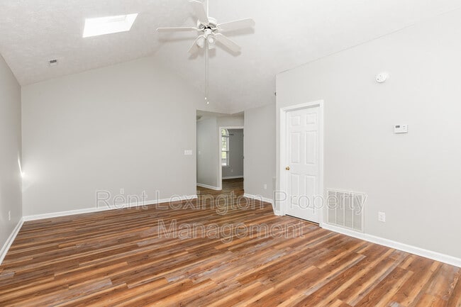 Building Photo - 1370 The Kings Ct