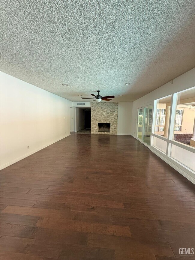 Foto del edificio - 400 Fairway Dr