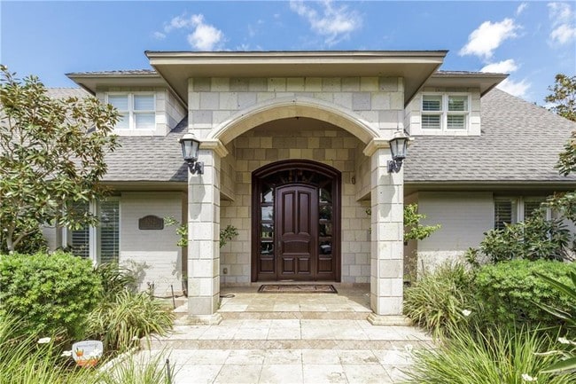 Building Photo - 5242 Greenbriar Dr