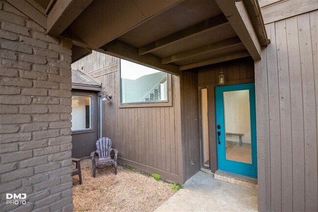 Building Photo - 6770 Lexington Dr