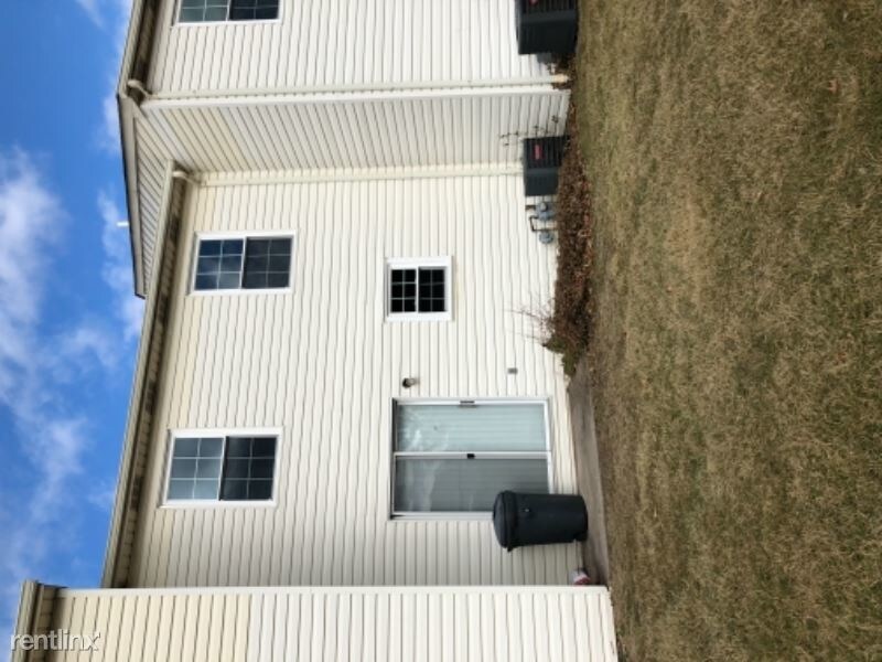 Building Photo - 604 Village Green Dr