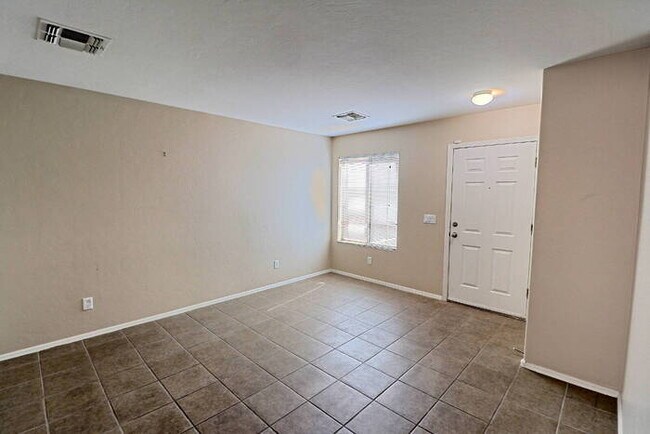 Foto del edificio - 50% OFF FIRST MONTH'S RENT!!!!!!!!!!!! Los Arroyos