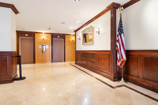 Foto del edificio - 10 Huron Ave