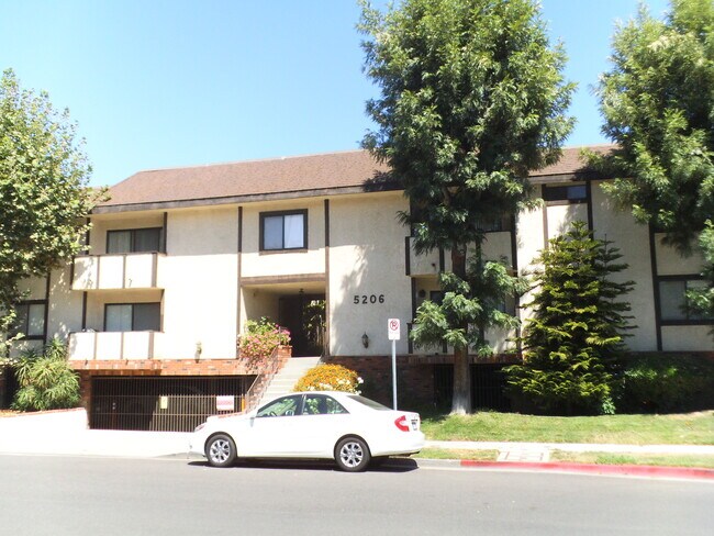 Foto del edificio - 5206 Norwich Ave