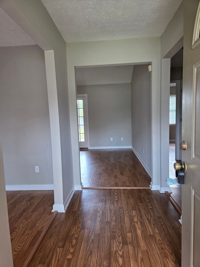 Foto del edificio - 3 Bedroom 2 bath fenced back yard in a quiet neighborhood!!