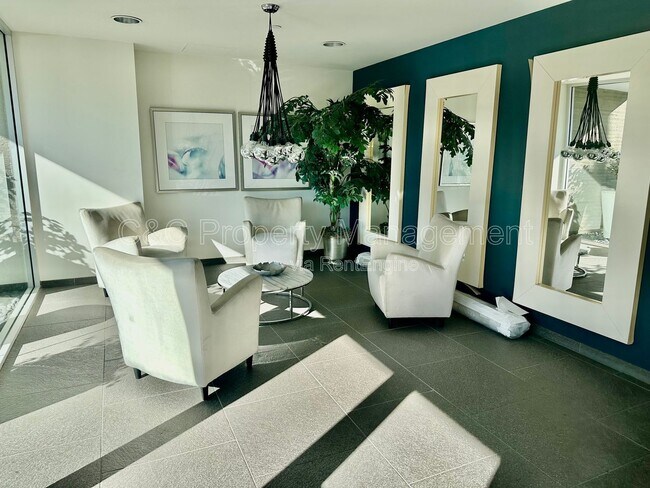 Foto del edificio - 7857 W Manchester Ave