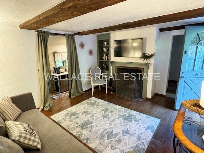 Foto del edificio - COZY 1 BEDROOM FULLY FURNISHED COTTAGE IN ...