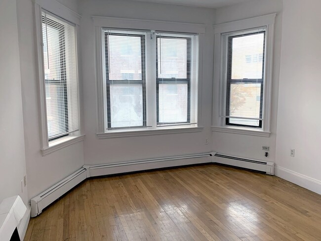 Building Photo - 451 Park Dr