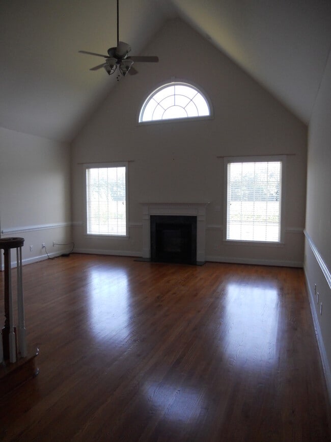 Building Photo - 409 Pointe Dr