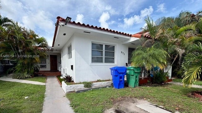 Building Photo - 975 SW 10th St