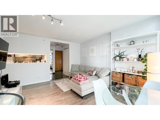 Building Photo - 1288 Alberni St