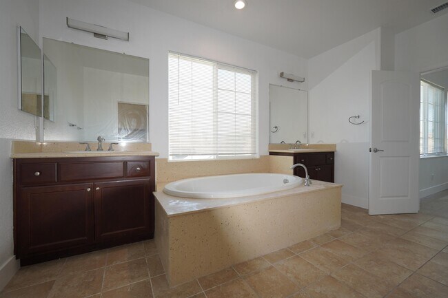 Foto del edificio - 779 N Plumas Dr