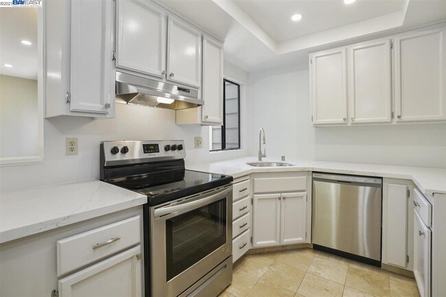 Building Photo - 2455 St Helena Dr